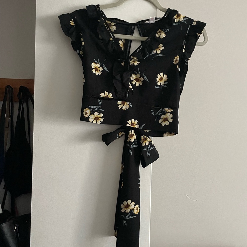 Xhilaration Women’s Small Black Floral Crop Top